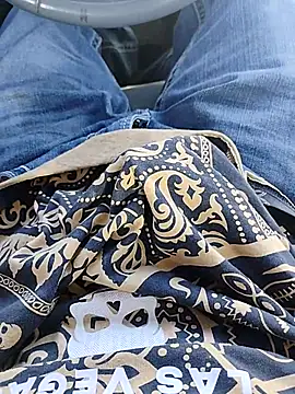 critter009 online show from November 30, 4:33 pm