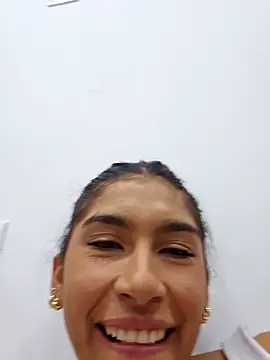 Snapshot of skinnyrox chatting on November 16, 2:39 am skinnyrox online show from November 16, 2:39 am