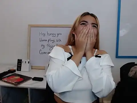 Snapshot of KloeeCavallier chatting on February 25, 5:11 pm KloeeCavallier online show from February 25, 5:11 pm