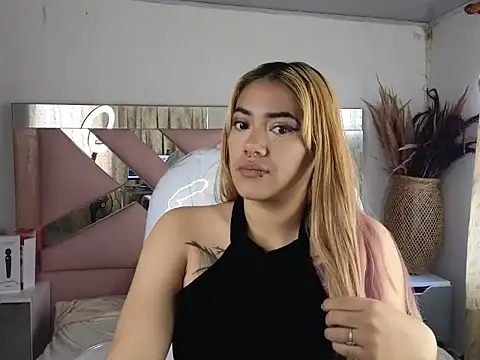 Snapshot of KloeeCavallier chatting on February 28, 12:06 pm KloeeCavallier online show from February 28, 12:06 pm