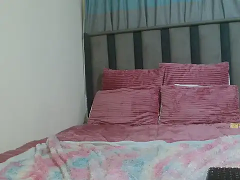 Snapshot of PrettyWeird chatting on December 1, 7:41 pm PrettyWeird online show from December 1, 7:41 pm