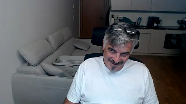 Buidapest online show from February 2, 11:58 pm