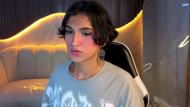 Snapshot of zoe_tp chatting on December 21, 1:02 am zoe tp online show from December 21, 1:02 am