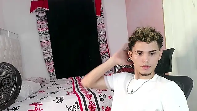 Snapshot of MischievousDuo chatting on December 1, 5:45 am MischievousDuo online show from December 1, 5:45 am