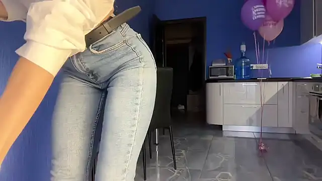 Jolienne online show from December 5, 4:14 pm