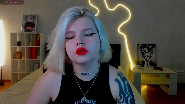 Snapshot of shadow__purrr chatting on November 18, 1:22 am shadow purrr online show from November 18, 1:22 am