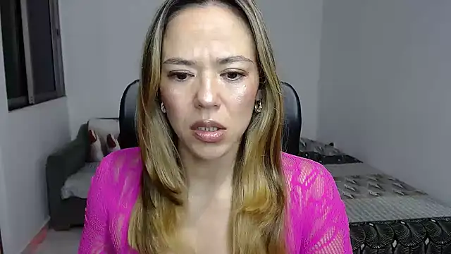 Snapshot of Annie_Cervantez chatting on May 29, 8:12 am Annie Cervantez online show from May 29, 8:12 am