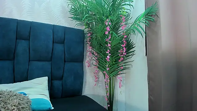 Snapshot of Holly_Sly chatting on November 24, 7:13 pm Holly Sly online show from November 24, 7:13 pm