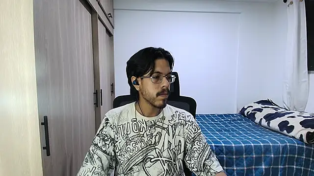Snapshot of naitt_ chatting on March 7, 2:19 am naitt online show from March 7, 2:19 am
