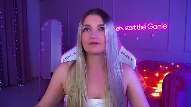 AnnyRaii online show from December 5, 6:26 pm