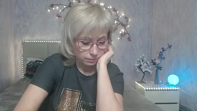 LaurenWishy online show from March 13, 12:12 pm