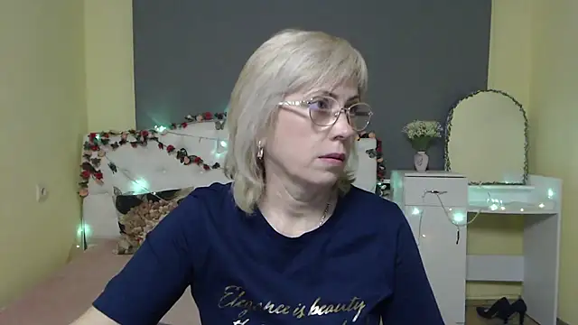 LaurenWishy online show from March 29, 5:18 am