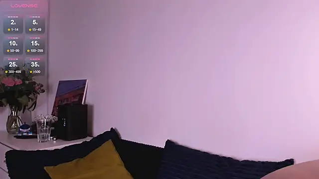 Snapshot of miabellee chatting on December 21, 1:02 am miabellee online show from December 21, 1:02 am