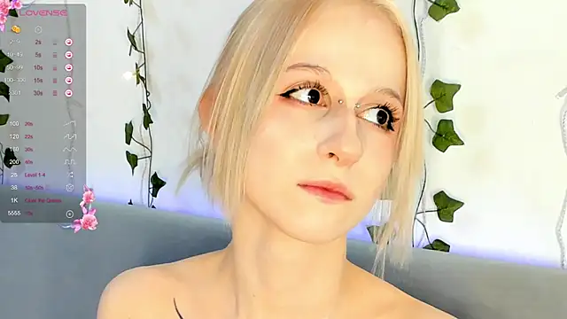 Snapshot of Annyme0w chatting on December 5, 4:47 pm Annyme0w online show from December 5, 4:47 pm