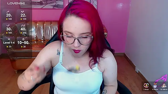 Snapshot of holly_t_ chatting on November 19, 4:34 am holly t online show from November 19, 4:34 am