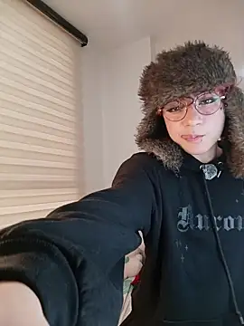 Snapshot of Apolo_Ushi chatting on November 21, 9:24 pm Apolo Ushi online show from November 21, 9:24 pm