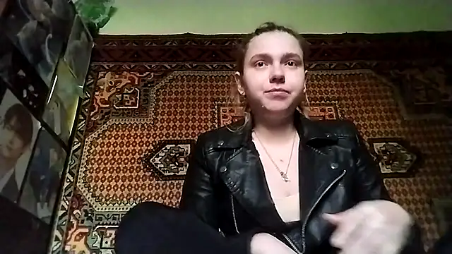 Snapshot of KikiBang chatting on November 28, 8:28 am KikiBang online show from November 28, 8:28 am