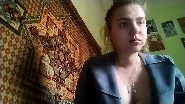 Snapshot of KikiBang chatting on December 1, 8:19 am KikiBang online show from December 1, 8:19 am