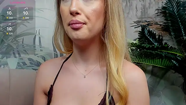 Snapshot of ChloeeBee chatting on November 25, 7:03 pm ChloeeBee online show from November 25, 7:03 pm