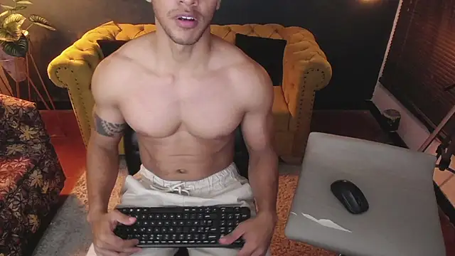 Snapshot of tayler_luke chatting on November 27, 1:29 am tayler luke online show from November 27, 1:29 am