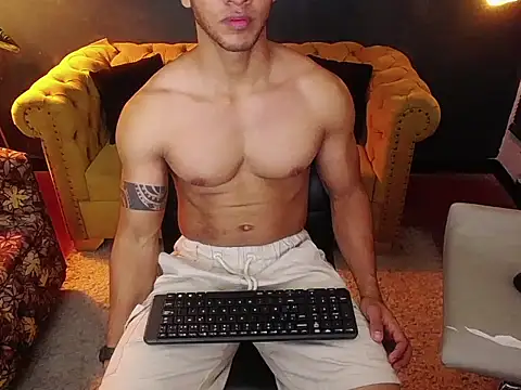 Snapshot of tayler_luke chatting on December 4, 1:15 am tayler luke online show from December 4, 1:15 am