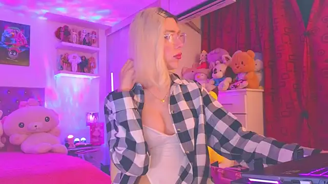 Snapshot of MadamBarbiee chatting on November 28, 11:07 pm MadamBarbiee online show from November 28, 11:07 pm