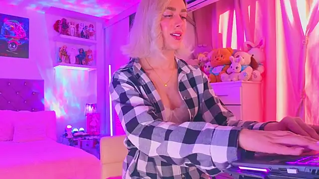 Snapshot of MadamBarbiee chatting on December 13, 9:20 pm MadamBarbiee online show from December 13, 9:20 pm