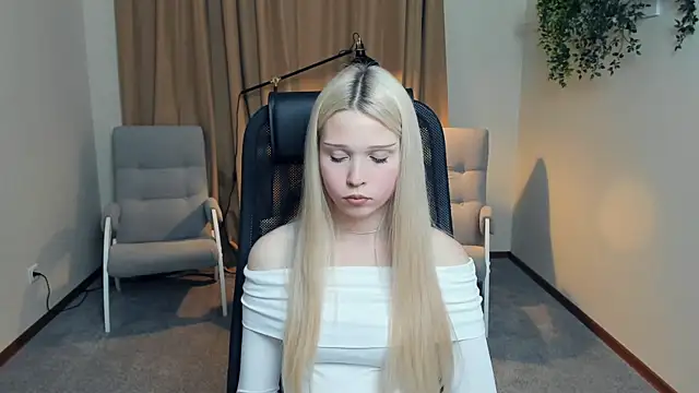 Snapshot of CherrylHolme chatting on November 22, 3:44 pm CherrylHolme online show from November 22, 3:44 pm