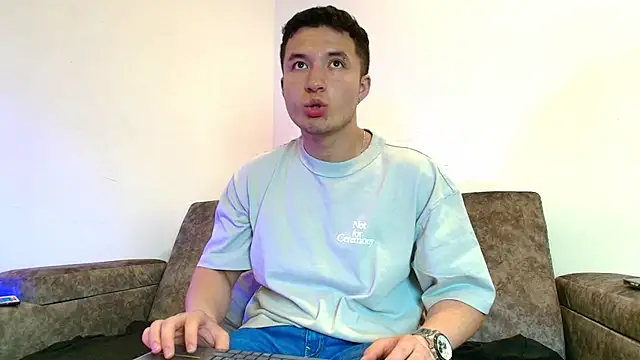 Snapshot of Ethan-Connor chatting on December 5, 7:43 pm Ethan-Connor online show from December 5, 7:43 pm