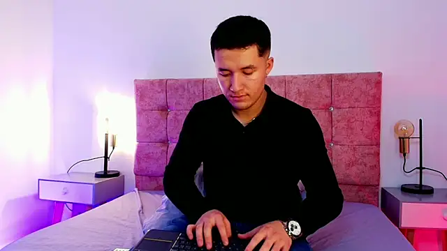 Snapshot of Ethan-Connor chatting on January 12, 12:43 pm Ethan-Connor online show from January 12, 12:43 pm