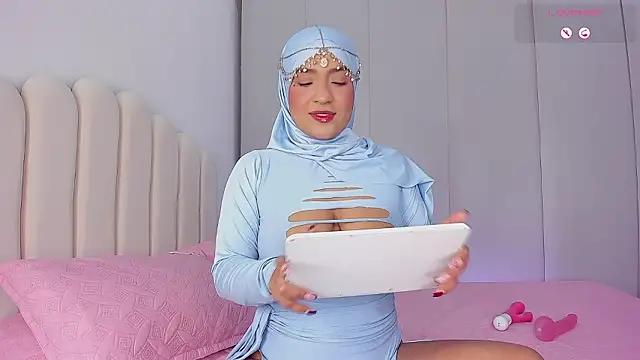 Snapshot of Amira-Zahra chatting on February 28, 9:32 am Amira-Zahra online show from February 28, 9:32 am