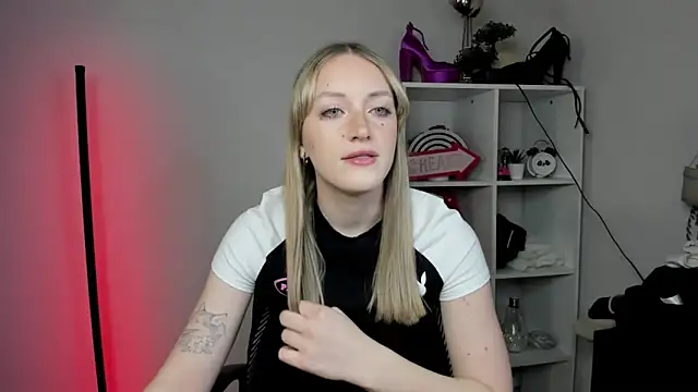 EvelynBlond online show from March 26, 6:19 am