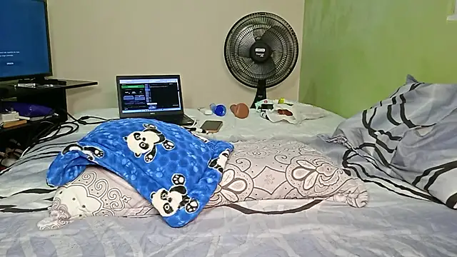 Snapshot of nelielg6 chatting on February 11, 8:47 pm nelielg6 online show from February 11, 8:47 pm