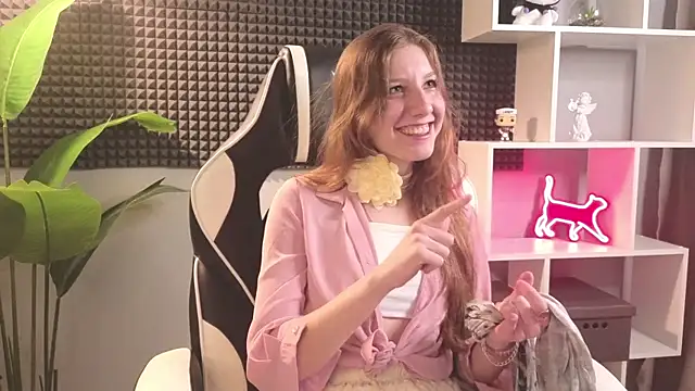 Snapshot of HazeLuneth chatting on February 12, 8:42 am HazeLuneth online show from February 12, 8:42 am