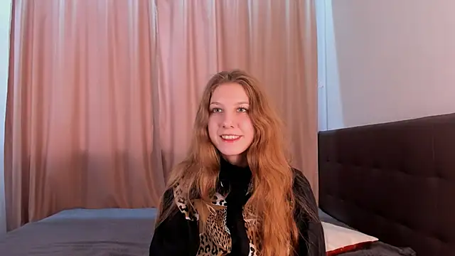 Snapshot of HazeLuneth chatting on February 17, 6:32 am HazeLuneth online show from February 17, 6:32 am