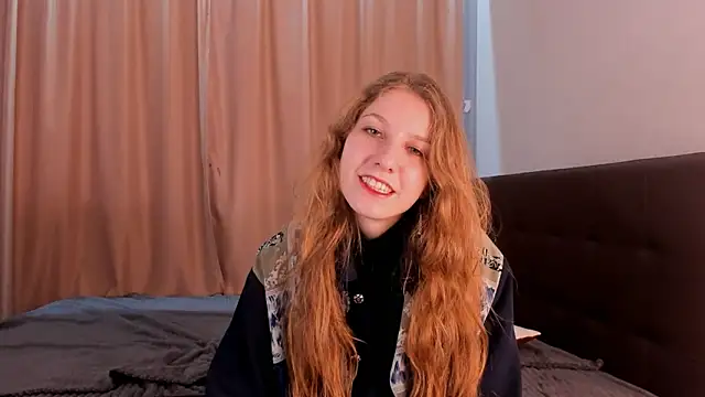 Snapshot of HazeLuneth chatting on February 18, 6:31 am HazeLuneth online show from February 18, 6:31 am