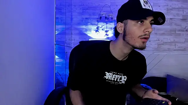 Snapshot of Emir_Ozan_ chatting on December 20, 11:28 am Emir Ozan online show from December 20, 11:28 am