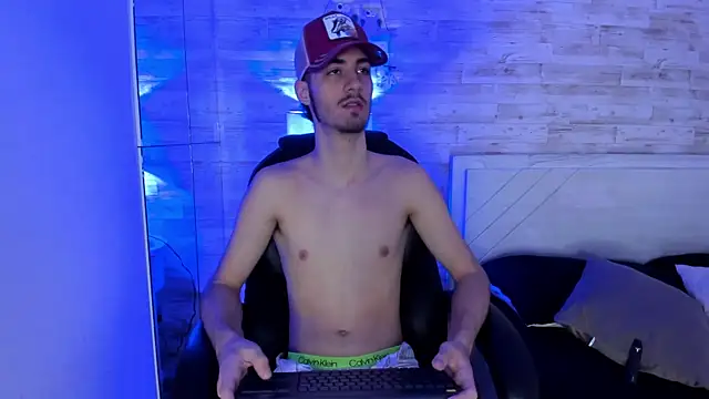 Snapshot of Emir_Ozan_ chatting on December 21, 11:28 am Emir Ozan online show from December 21, 11:28 am