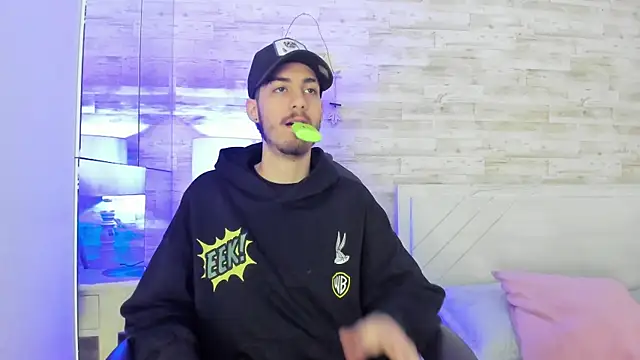 Snapshot of Emir_Ozan_ chatting on January 11, 11:37 am Emir Ozan online show from January 11, 11:37 am