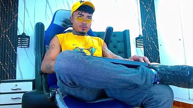 Hot Latino x online show from February 19, 12:45 pm