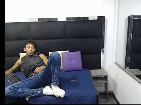 Straight latinX online show from November 30, 4:16 am