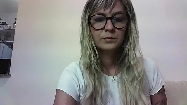 Snapshot of KnotBabe chatting on December 22, 1:46 am KnotBabe online show from December 22, 1:46 am