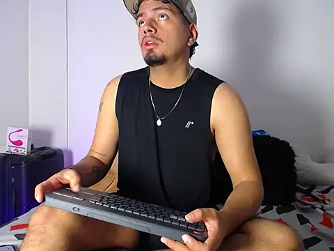 Snapshot of Henry_villa23 chatting on November 24, 4:45 am Henry villa23 online show from November 24, 4:45 am