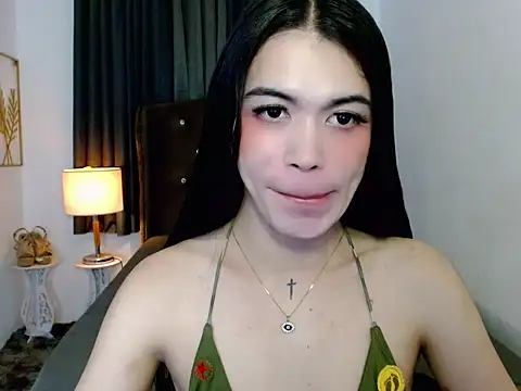 hollyyumiloove online show from December 3, 3:10 pm