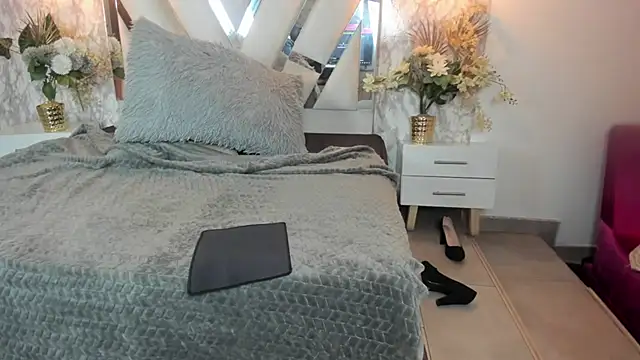 Snapshot of Mysterius_Woman chatting on February 16, 12:56 pm Mysterius Woman online show from February 16, 12:56 pm