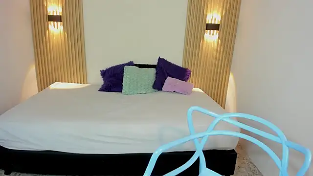 Snapshot of Izelevans chatting on February 2, 12:26 pm Izelevans online show from February 2, 12:26 pm