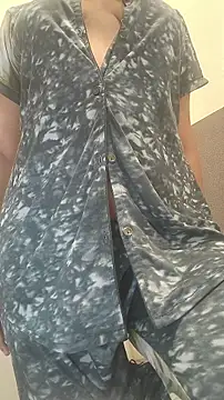 SameeraReddy19 online show from March 10, 1:27 pm