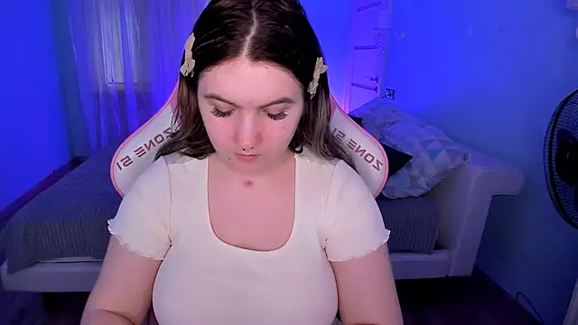 lovelyy julia online show from February 24, 8:23 am