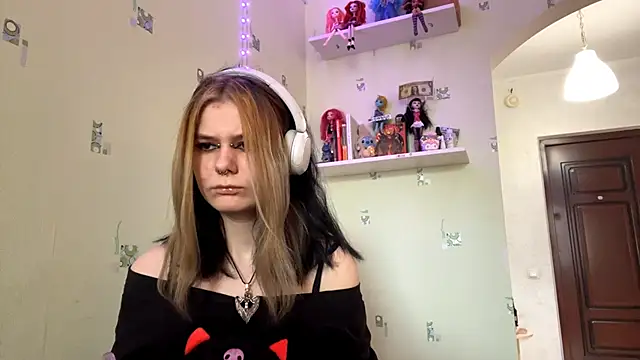 TraceeSchutt online show from December 22, 1:08 pm