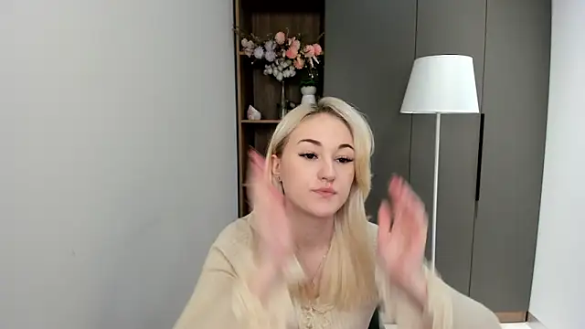 Snapshot of CandiRinebold chatting on November 24, 6:57 am CandiRinebold online show from November 24, 6:57 am